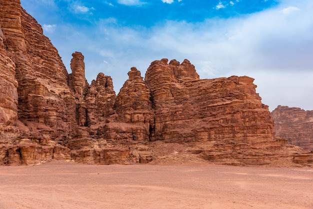 Sables et montagnes du désert de Wadi Rum en Jordanie beau paysage de jour