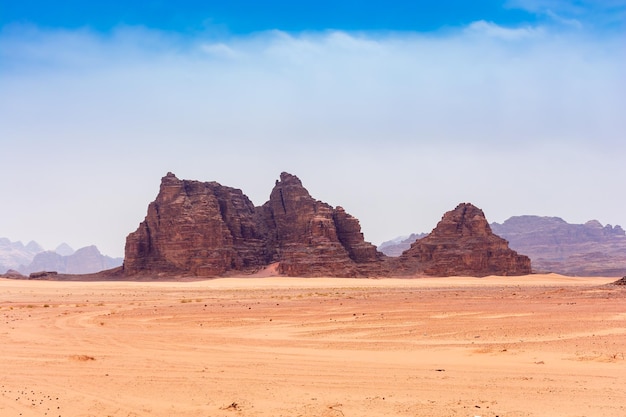 Sables et montagnes du désert de Wadi Rum en Jordanie beau paysage de jour