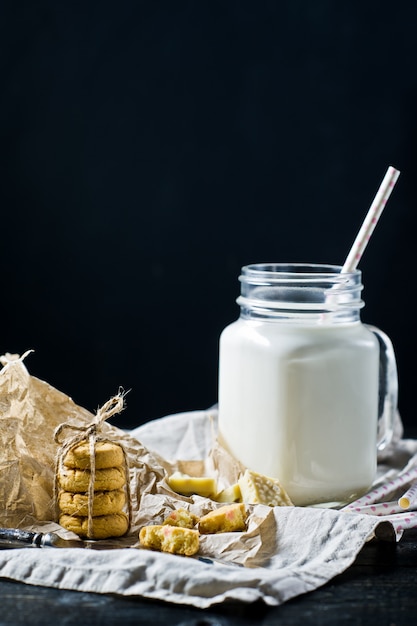 Sablés, verre de lait.