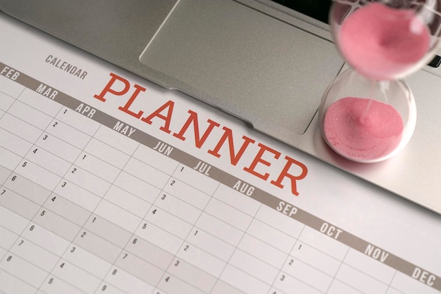 Sablier sur ordinateur portable et planificateur de calendrier