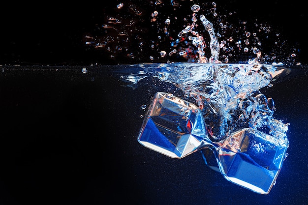 Sablier plongeant dans l'eau avec une touche de noir