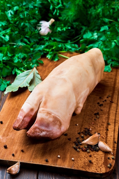 Sabots de bœuf crus pour le plat de saison traditionnel de la soupe khash.