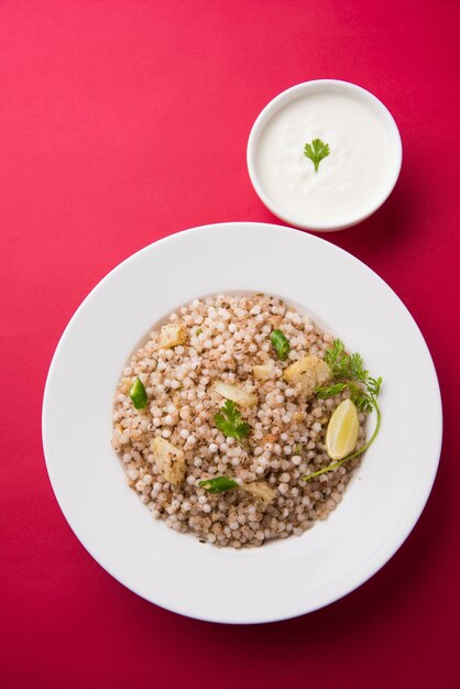 Sabudana Khichadi - Un plat authentique du Maharashtra à base de graines de sagou, servi avec du caillé