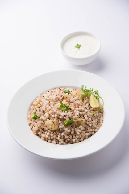 Sabudana Khichadi - Un plat authentique du Maharashtra à base de graines de sagou, servi avec du caillé