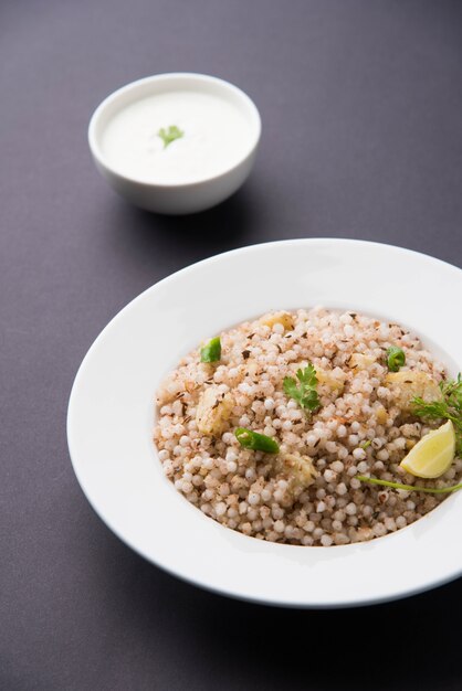 Sabudana Khichadi - Un plat authentique du Maharashtra à base de graines de sagou, servi avec du caillé