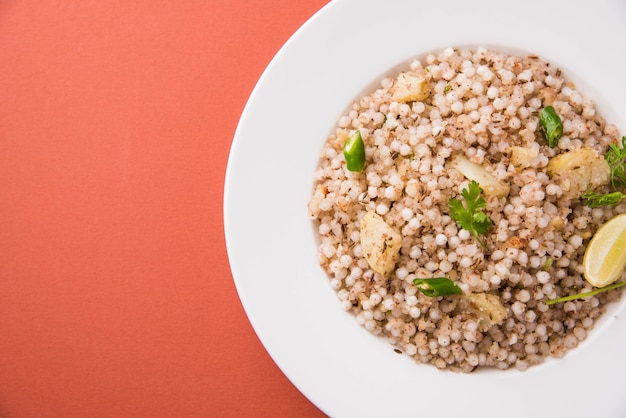 Sabudana Khichadi - Un plat authentique du Maharashtra à base de graines de sagou, servi avec du caillé