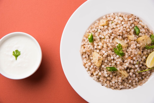 Sabudana Khichadi - Un plat authentique du Maharashtra à base de graines de sagou, servi avec du caillé