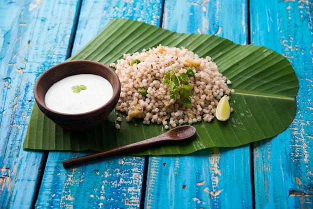 Sabudana Khichadi - Un plat authentique du Maharashtra à base de graines de sagou, servi avec du caillé