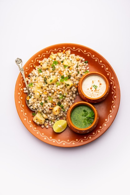 Sabudana Khichadi Un plat authentique du Maharashtra fait avec des graines de sago servi avec du caillé