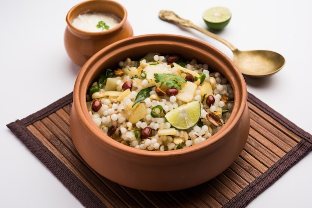 Sabudana khichdiÃ‚Â / Khichadi est une recette indienne de jeûne ou de nourriture Vrat consommée pendant navratri, ekadashi ou ganesh chaturthi