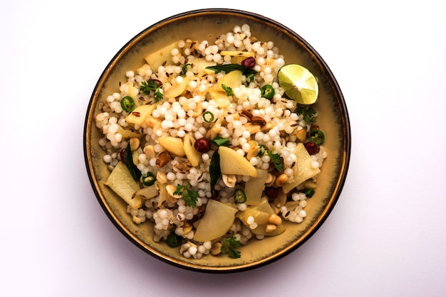 Sabudana khichdiÃ‚Â / Khichadi est une recette indienne de jeûne ou de nourriture Vrat consommée pendant navratri, ekadashi ou ganesh chaturthi