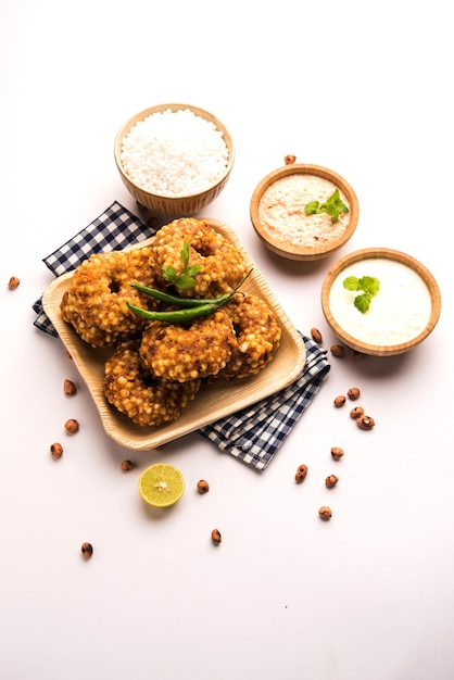 Sabudana vada ou gâteau frit au sagou servi avec un chutney d'arachide sur fond de mauvaise humeur, recette de jeûne populaire d'Inde.