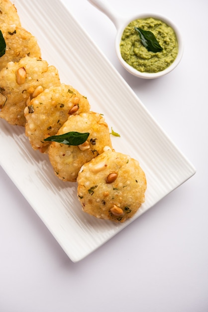 Sabudana wada orÃƒÂ‚Ã‚Â vada également connu sous le nom de beignets de sagou en inde servi avec chutney de noix de coco, nourriture de jeûne