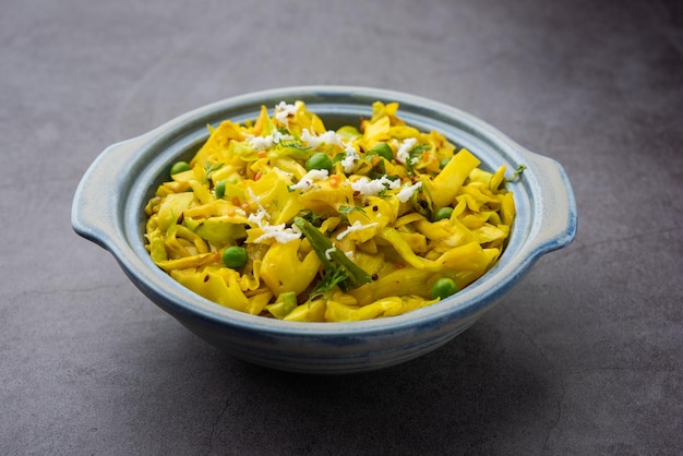 Sabzi de noix de coco de chou ou de légumes avec de la poudre de curcuma également connu sous le nom de patta gobi ki sabji, plats indiens populaires sautés