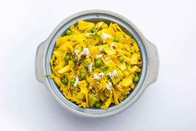 Sabzi de noix de coco de chou ou de légumes avec de la poudre de curcuma également connu sous le nom de patta gobi ki sabji, plats indiens populaires sautés