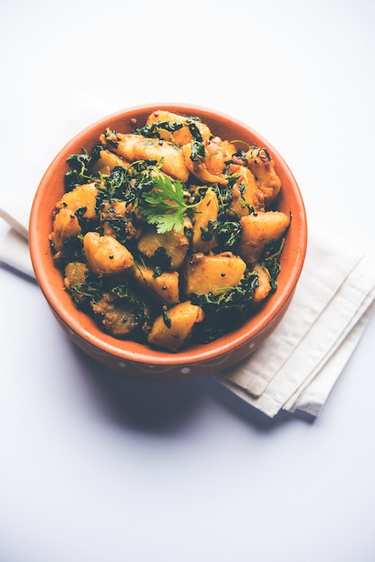 Le sabzi de pomme de terre au fenugrec ou Aloo Methi masala est une cuisine indienne saine. servi dans un bol ou karahi. mise au point sélective