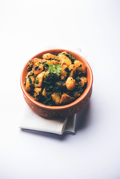 Le sabzi de pomme de terre au fenugrec ou Aloo Methi masala est une cuisine indienne saine. servi dans un bol ou karahi. mise au point sélective