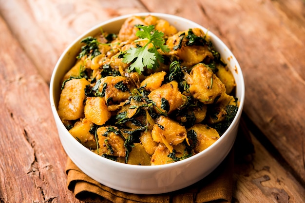 Le sabzi de pomme de terre au fenugrec ou Aloo Methi masala est une cuisine indienne saine. servi dans un bol ou karahi. mise au point sélective