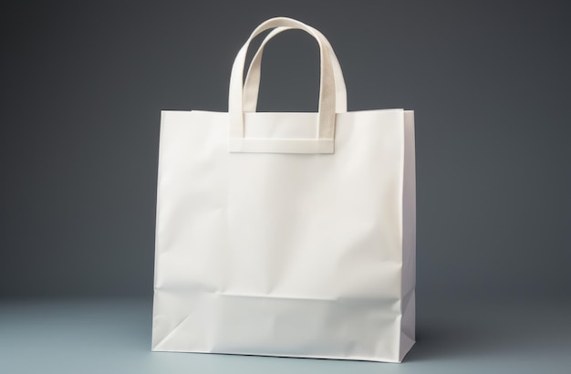 sac d'achat en papier blanc avec des poignées blanches
