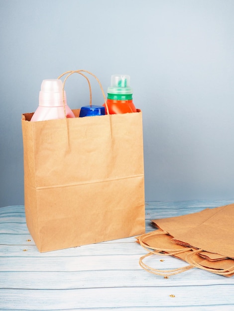 Photo sac artisanal avec canettes et bouteilles pour nettoyer le sac ménager de la maison avec des produits chimiques ménagers