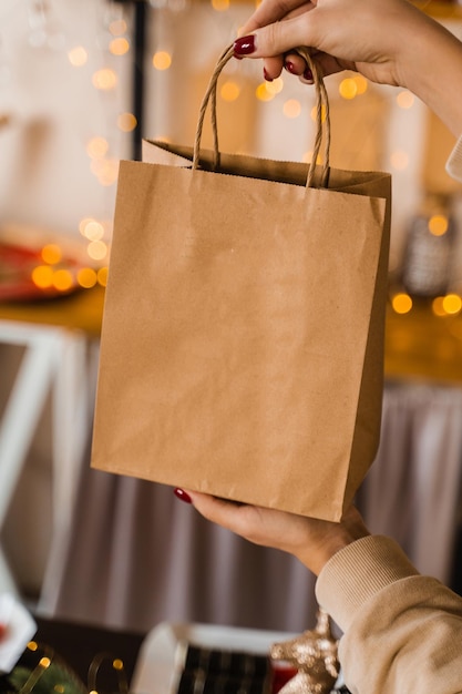 Sac artisanal pour faire du shopping au réveillon du nouvel an. Sac sur fond de lumières de Noël. Vente de nouvel an