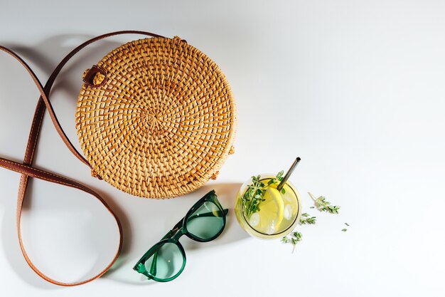 Sac en bambou avec lunettes de soleil et limonade. Concept de vacances d'été.