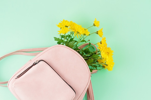 Sac de belles filles avec des fleurs. Mode urbaine féminine, shopping, idées gfit, style printemps et été