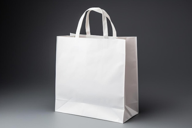 un sac blanc avec une anse qui dit " shopping ".