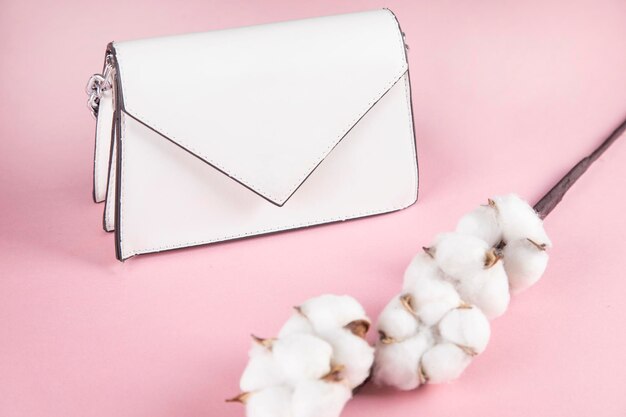 Sac blanc et branche de coton