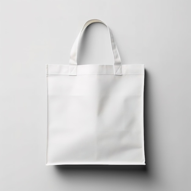 Un sac blanc avec une poignée blanche et un sac blanc dessus