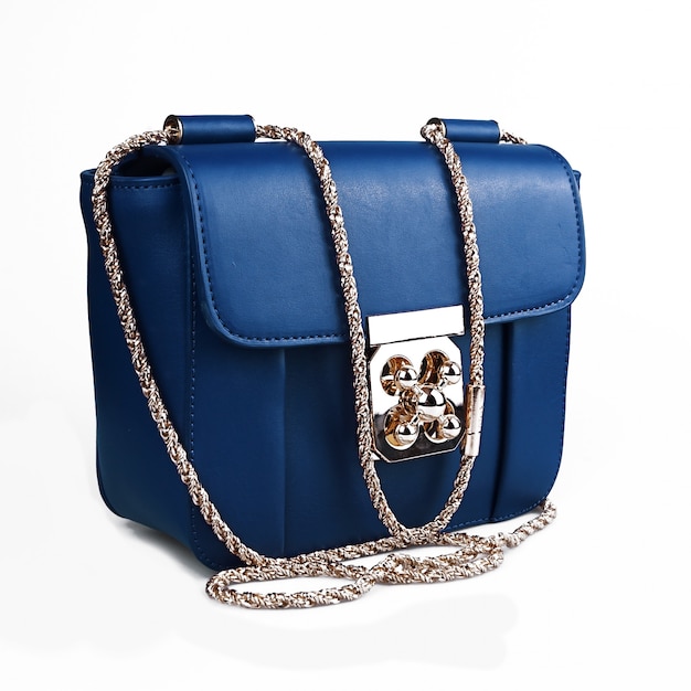 Sac bleu femme isolé sur blanc.