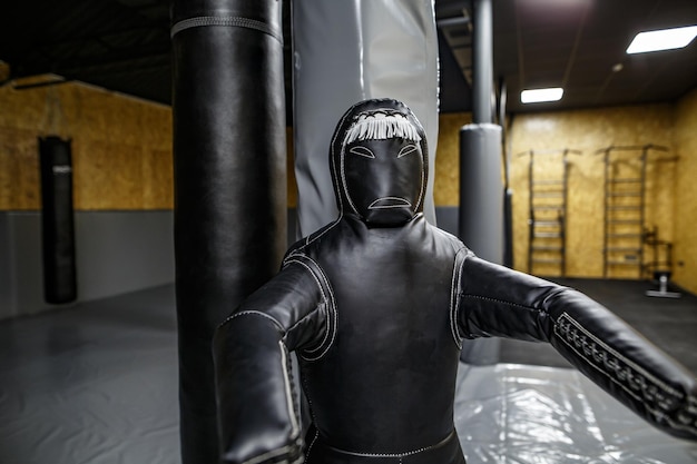 Sac de boxe balle de boxe sur le fond d'une salle de boxe