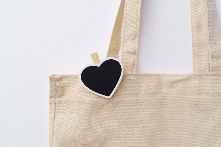 Photo sac cabas en coton avec étiquette coeur sur fond blanc