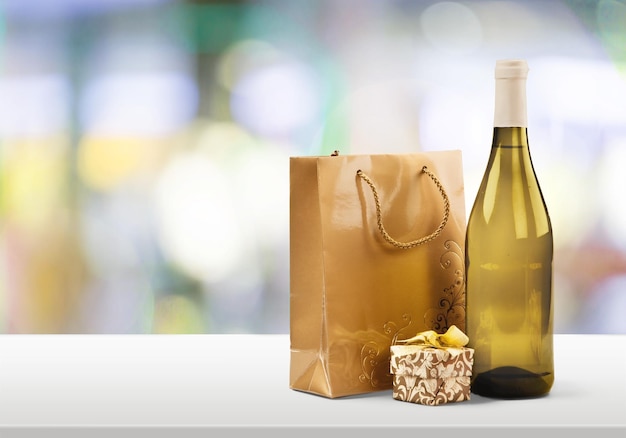 Sac cadeau avec bouteille de vin sur fond