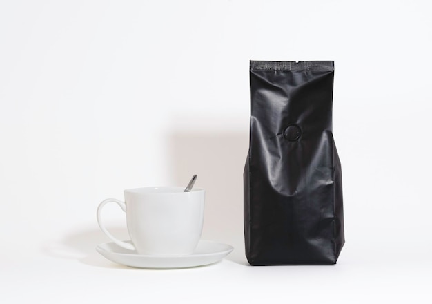 Sac de café avec du café sur fond blanc