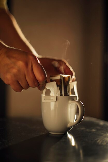 sac de café goutte à goutte dans un concept de tasse de café