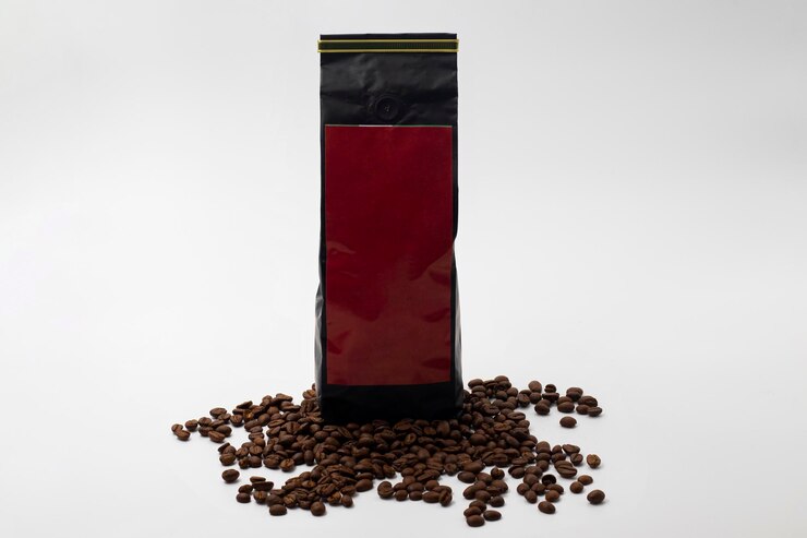 Photo sac à café avec des grains de café torréfiés