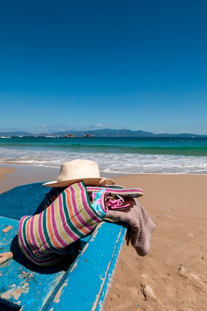 Sac à chapeau et serviette à la plage