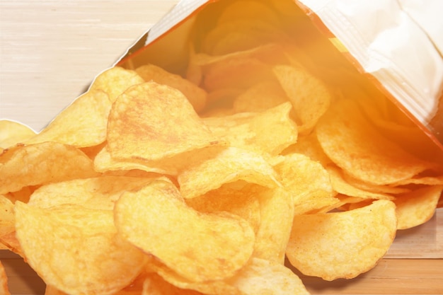 Sac de chips de pommes de terre isolé sur fond