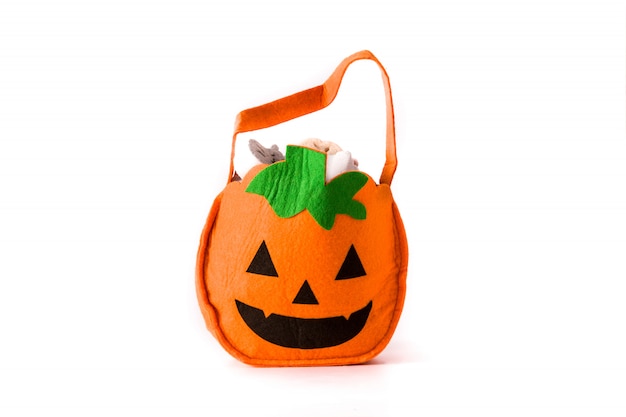 Sac citrouille d'Halloween avec des bonbons à l'intérieur