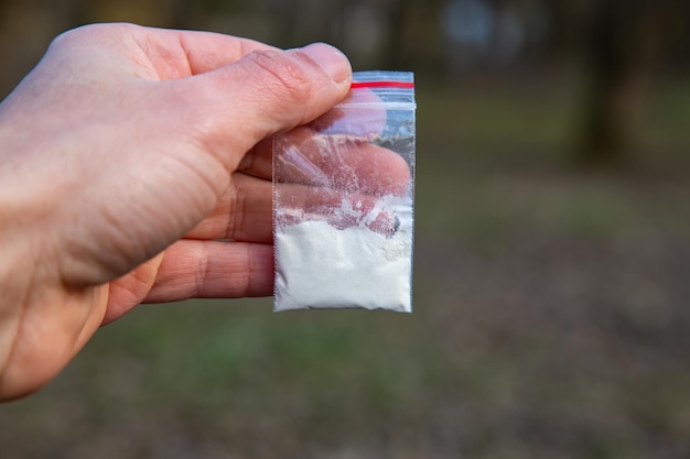 Photo un sac de cocaïne dans les mains stupéfiants