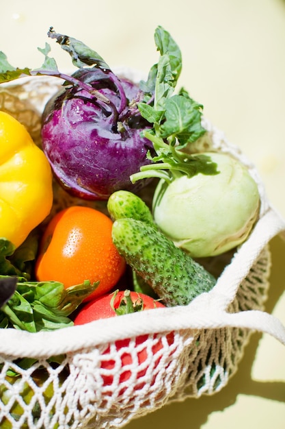 Sac à cordes écologique avec légumes frais