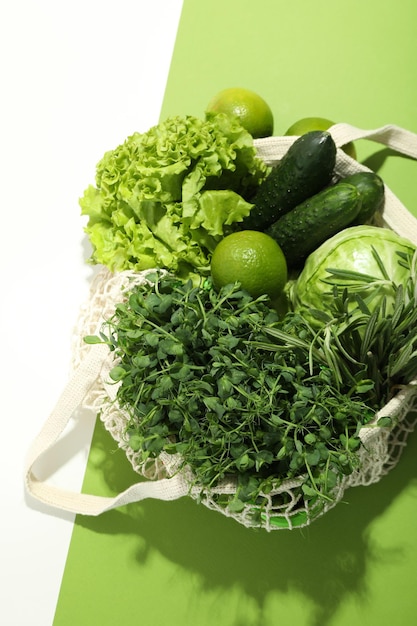 Sac à cordes avec légumes et fruits sur fond bicolore