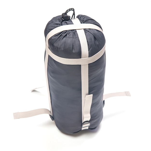 Photo sac de couchage plié sur fond blanc articles pour le tourisme et le camping