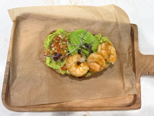 Un sac de crevettes et des crevettes sur une table