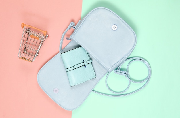 Sac en cuir élégant ouvert avec un sac à main sur un fond pastel