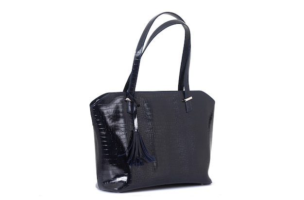 Sac en cuir noir femme isolé