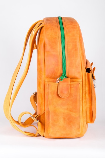 sac en cuir ou sac à bandoulière en daim, n'importe quelle couleur avec poignées isolées sur fond blanc