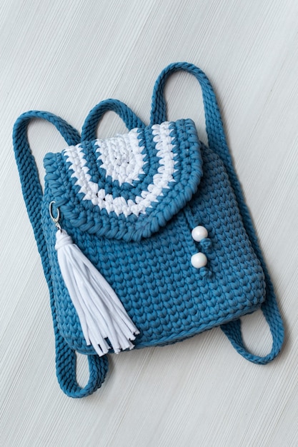 Sac à dos bleu tricoté sur fond blanc