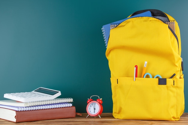 Sac à dos sur le bureau dans la salle de classe